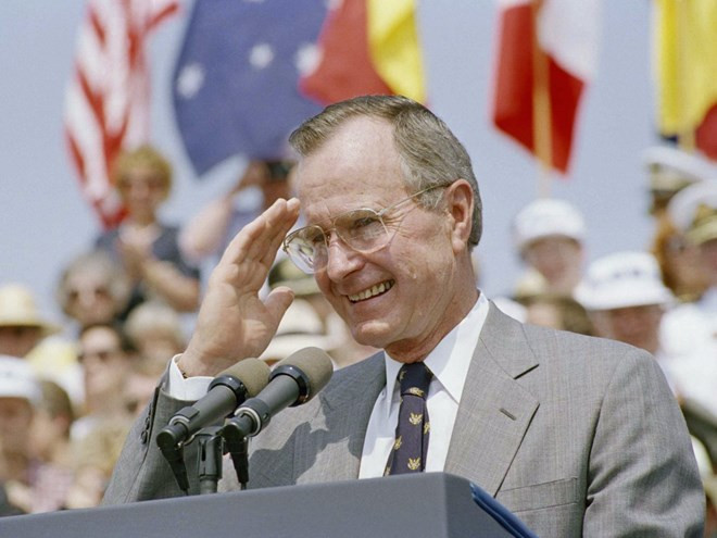 Và ông Bush tại buổi lễ tưởng niệm các binh sĩ tháng 6/1992, vài tháng trước khi ông thất bại trong cuộc bầu cử.