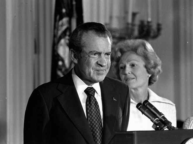 Và Tổng thống Mỹ Nixon chuẩn bị bài phát biểu cuối cùng tại Nhà Trắng.