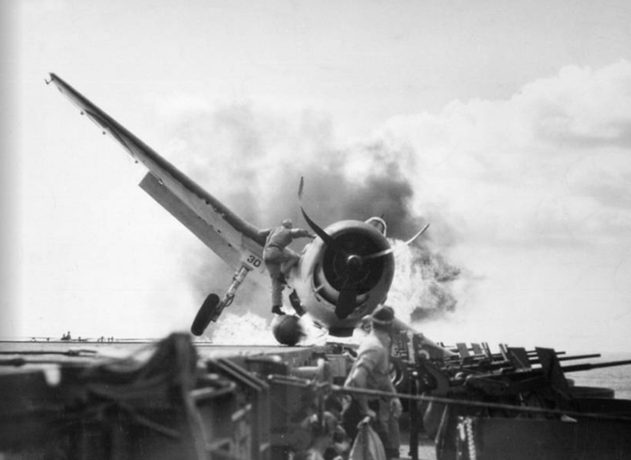 Chiếc máy bay Grumman F6F Hellcat (VF-2) rơi xuống tàu sân bay USS Enterprise khi con tàu đang trên hành trình tới đảo Makin ở Nam Thái Bình Dương ngày 10/11/1943.