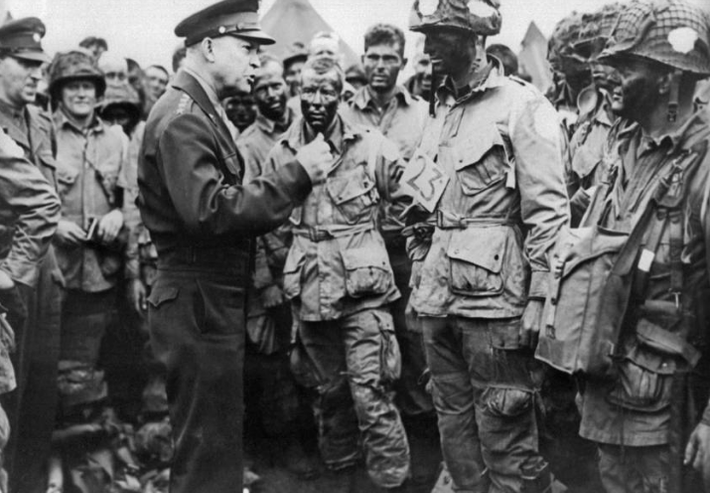 Cựu Tổng thống Mỹ Dwight D. Eisenhower chỉ thị cho lính dù ở Anh chuẩn bị cho cuộc đổ bộ D-Day ngày 6/6/1944.