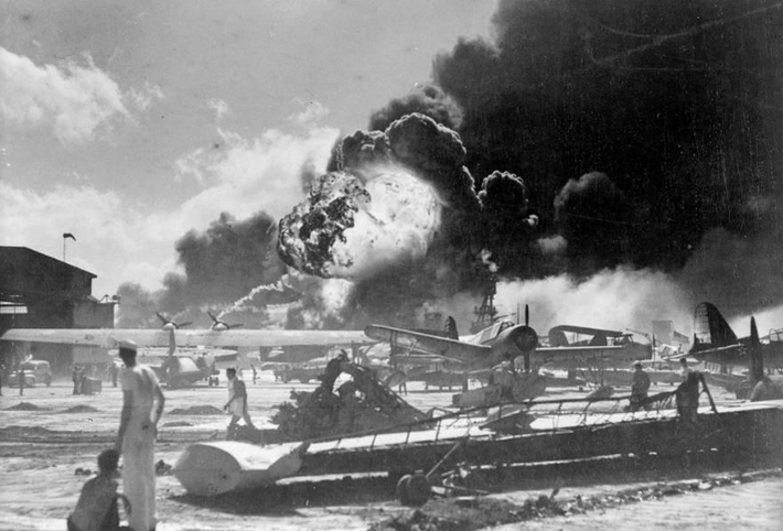 Tàu USS Shaw phát nổ trong vụ Nhật Bản tấn công căn cứ Hải quân Mỹ ở Trân Châu Cảng, bang Hawaii (Mỹ), ngày 7/12/1941.