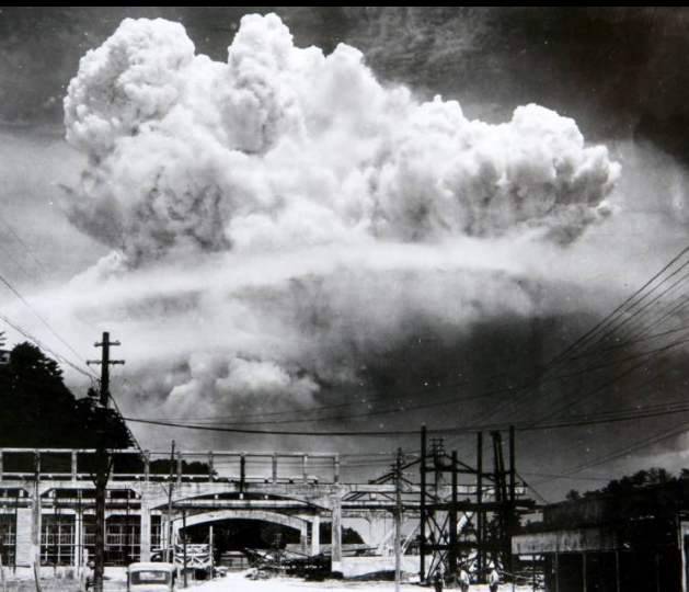 Ngày 9/8/1945, Mỹ ném bom nguyên tử xuống thành phố Nagasaki của Nhật Bản.