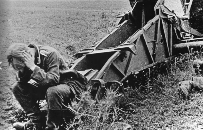 Một lính Đức bị bắt làm tù binh trong trận Vòng cung Kursk vào khoảng giữa năm 1943. Đây là một trong những chiến dịch lớn nhất trên chiến trường Xô-Đức trong Thế chiến II.
