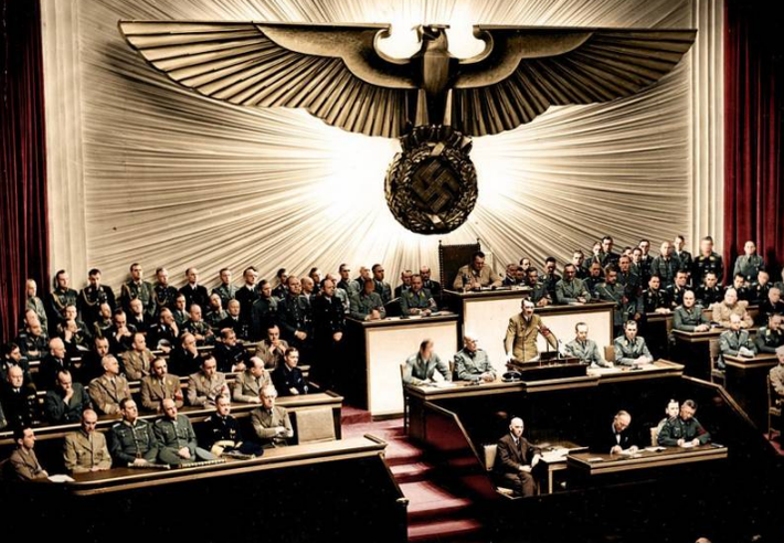 Tại tòa nhà Reichstag ở thủ đô Berlin, Đức, ngày 11/12/1941, trùm phát xít Đức Adolf Hitler (trung tâm) tuyên chiến với Mỹ.