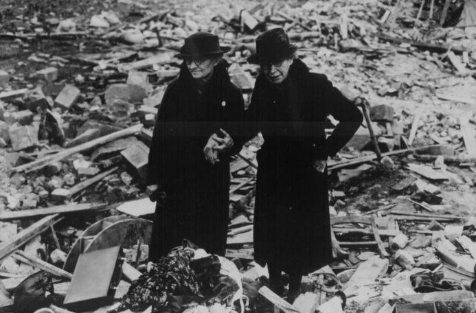 Hai người phụ nữ đứng giữa đống đổ nát ở Newbury, Anh, ngày 11/2/1943.