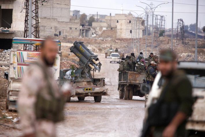 Binh sĩ chính phủ Syria tập trung tại khu Al- Haidariya, thành phố Aleppo, sau khi giành lại quyền kiểm soát khu vực này từ tay các nhóm khủng bố ngày 2/12.