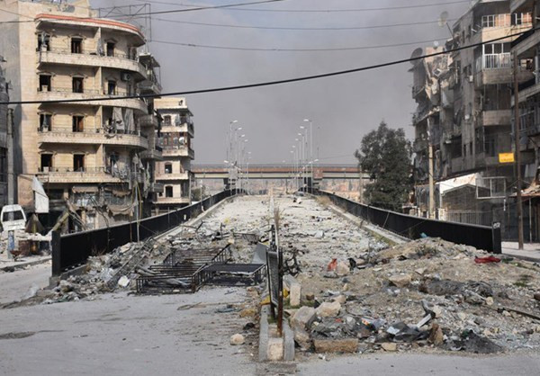 Một con đường ở Aleppo bị tàn phá trong các cuộc giao tranh.