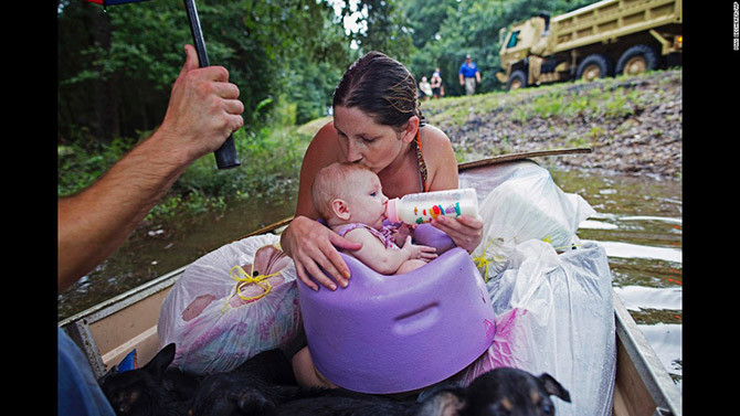 Danielle Blount và bé Ember, 3 tháng tuổi, đang chờ được giải cứu gần Walker, Louisiana (Mỹ), hôm 14/8. Được biết, hơn 30 nghìn người đã được giải cứu ở miền nam Louisiana trong trận ngập lụt kinh hoàng.