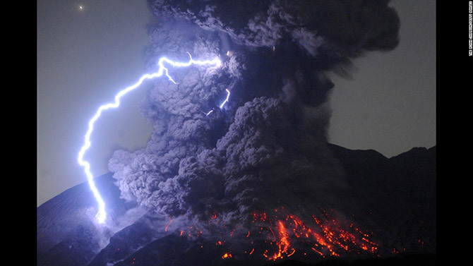 Núi lửa Sakurajima ở Tarumizu, Nhật Bản, phun trào hôm 26/7.
