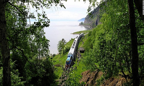 Tuyến đường sắt xuyên Siberia có chiều dài hơn 9.000 km và trải qua 8 múi giờ. Đây là tuyến đường sắt xuyên lục địa Á-Âu, từ thủ đô Moscow đến Vladivostok.