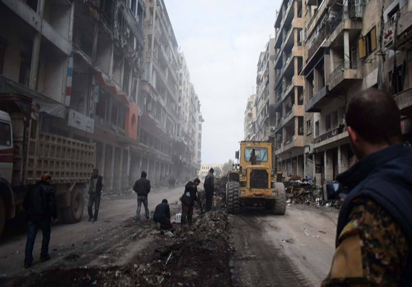 Người dân dọn dẹp đống đổ nát trên đường phố Aleppo. (Nguồn ảnh: Fars News Agency)