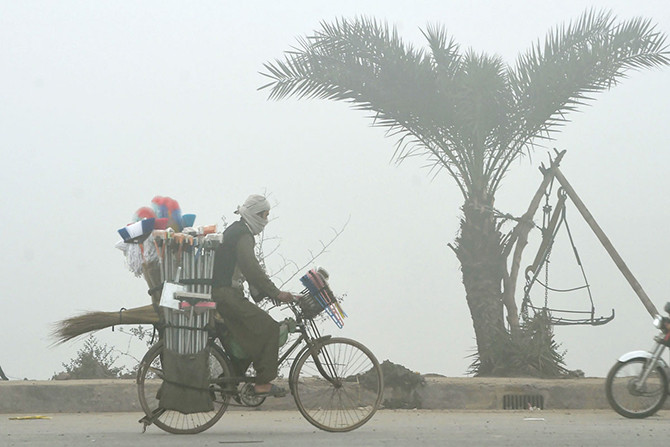 Sương mù cũng ảnh hưởng đến giao thông ở Lahore, Pakistan.