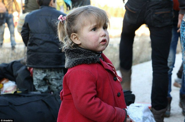 Một bé gái vừa được đưa tới thị trấn ở Idlib từ Aleppo.