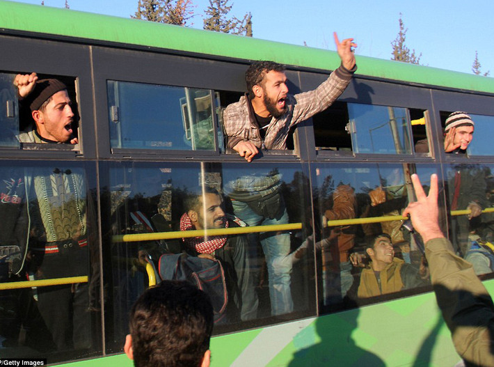 Theo đài truyền hình nhà nước Syria, khoảng 4.000 tay súng nổi dậy và gia đình của họ đã được sơ tản.