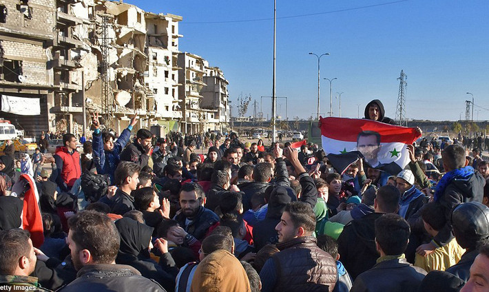 “Tôi không biết điều gì sẽ xảy ra tại Idlib, nhưng nếu không có thỏa thuận chính trị nào, Idlib có thể trở thành một Aleppo tiếp theo”, ông Mistura nói. Theo vị Đại sứ Syria, vẫn còn 10 nghìn người sẽ được sơ tán tới Idlib.