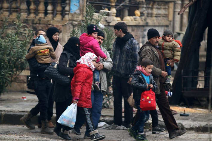 Người dân Syria trong thành phố Aleppo hôm 13/12. (Nguồn ảnh: Reuters).
