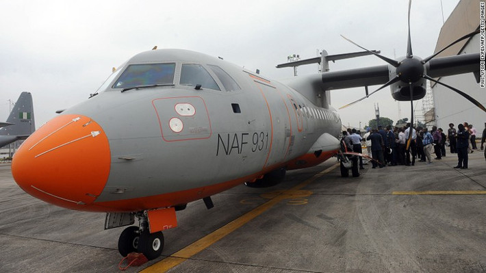 ATR 42 là một máy bay chở khách cấp vùng chặng ngắn hai động cơ do ATR chế tạo. Chuyến bay đầu tiên của ATR 42 được thực hiện vào năm 1984. Trong ảnh là một chiếc ATR 42 tại Lagos, Nigeria.