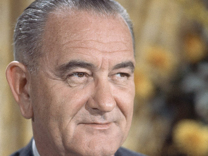 Cựu Tổng thống Mỹ Lyndon B. Johnson cũng có thói quen ngủ kỳ lạ với thời gian ngủ rất ít. Ông thường thức dậy vào khoảng 6h30 hoặc 7h sáng và làm việc cho tới 2h sáng hôm sau.
