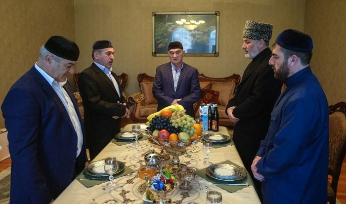 Các giáo sĩ Hồi giáo cầu nguyện trong nhà của chú rể Chechnya.