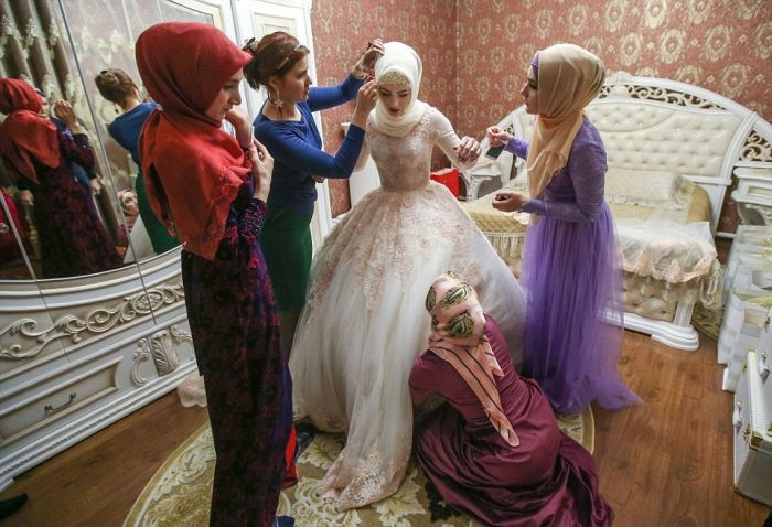 Trong đám cưới truyền thống ở Cộng hòa Chechnya thuộc Nga, các bạn của cô dâu sẽ giúp cô trang điểm thật xinh đẹp để chờ người thân của chú rể đến đón.