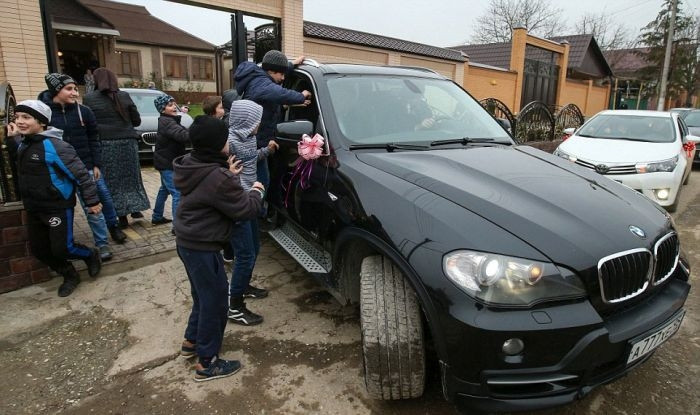 Sau đó, cô dâu cùng gia đình chồng tương lai sẽ đi tới một nhà hàng. (Nguồn ảnh: English Russia).
