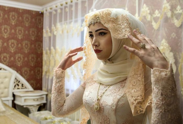 Tại Chechnya, các cô gái thường kết hôn trong độ tuổi khoảng 17 đến 18. Đám cưới có thể diễn ra trong 3 ngày.