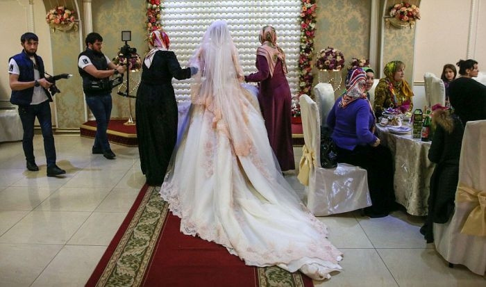 Trong ngày trọng đại của mình, cô dâu Chechnya sẽ được giới thiệu với họ hàng gia đình nhà chồng. Khi được cho phép cô mới có thể ngồi.