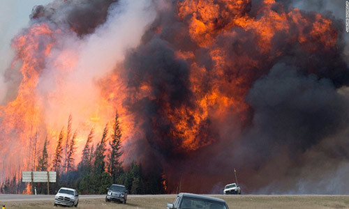 Đám cháy rừng dữ dội gần Fort McMurray, tỉnh Alberta, Canada, ngày 7/5. Được biết, hơn 88 nghìn người dân đã phải sơ tán.