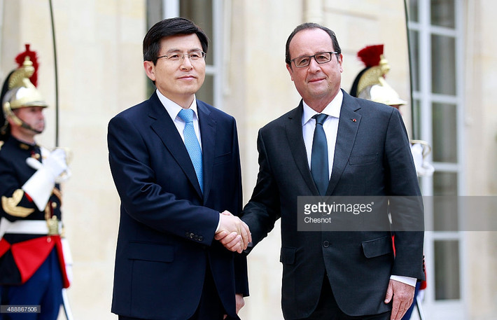 Tổng thống Pháp Francois Hollande (phải) chào đón Thủ tướng Hàn Quốc Hwang Kyo-ahn trước khi cuộc hội đàm giữa hai nhà lãnh đạo diễn ra tại Điện Elysee, thủ đô Paris (Pháp), ngày 18/9/2015. Ảnh: Getty Images.