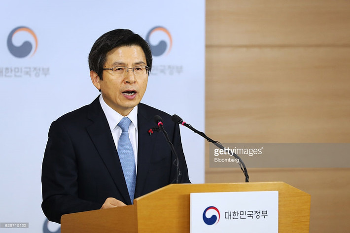 Ông Hwang Kyo-ahn phát biểu tại một cuộc họp báo ở thủ đô Seoul ngày 9/12 sau phiên bỏ phiếu luận tội Tổng thống Hàn Quốc Park Geun-hye tại Quốc hội. Ảnh: Getty Images.