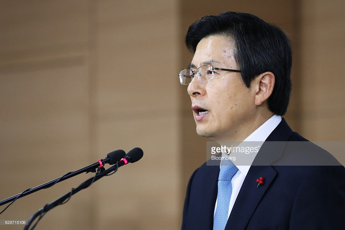 Ngày 21/5/2015, sau một loạt vụ bê bối chính trị trong nước, Tổng thống Park Geun-hye khi đó đã quyết định bổ nhiệm ông Hwang làm Thủ tướng. Ảnh: Getty Images.