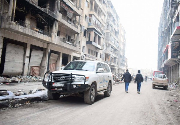 Những chiếc ô tô đỗ trên một con đường đã được dọn dẹp sạch sẽ ở Aleppo.