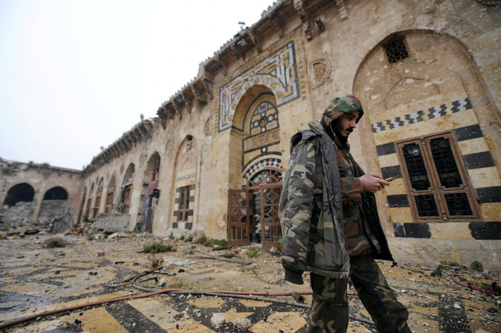 Một binh sĩ Syria đi bộ trong nhà thờ Umayyad.