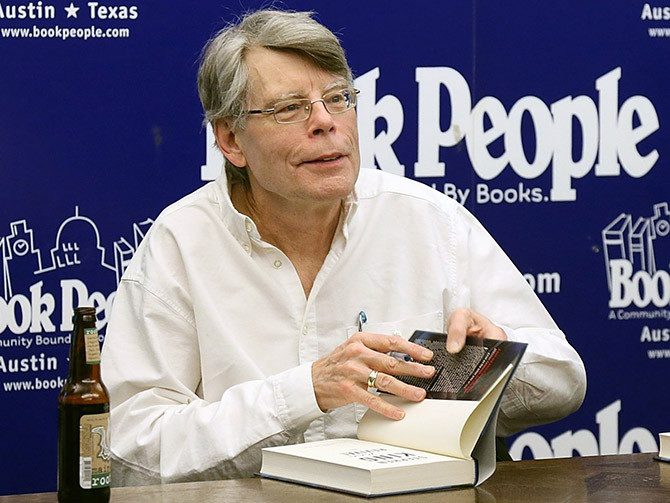 Gối ngủ của nhà văn người Mỹ Stephen King thường được định hình theo một hướng nhất định.