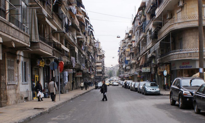 Rất nhiều ô tô đỗ bên một con đường ở thành phố Aleppo thịnh vượng một thời của Syria.