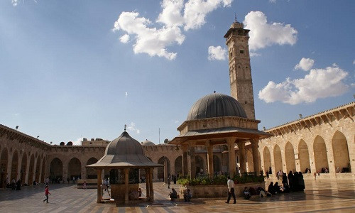 Du khách tham quan Nhà thờ Hồi giáo Umayyad trong thành phố Aleppo ngày 6/10/2010.