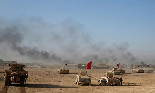 Khói bốc lên trong các cuộc giao tranh giữa lực lượng Iraq và tổ chức khủng bố IS ở Mosul, thành phố lớn thứ hai của Iraq.