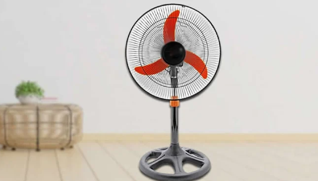 Cách làm: - Khi vệ sinh quạt điện, đầu tiên bạn hãy lấy dung dịch nước + bột giặt xịt vào lưới tản nhiệt của quạt điện. Dùng miếng cọ rửa để lau lưới tản nhiệt của quạt.