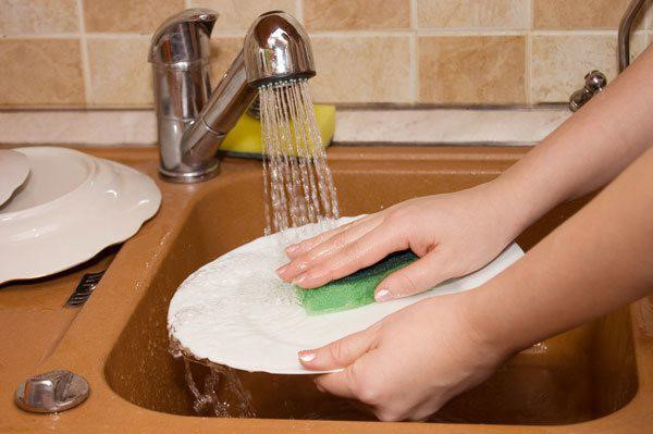 Cuối cùng, sau khi rửa hết đồ dùng, nhiều người cho ngay vào tủ. Cần lưu ý nếu tủ ở nơi kín gió, khó thông gió thì bạn nên lau khô bộ đồ ăn trước khi cho vào. Vì tiếp xúc lâu ngày với môi trường ẩm ướt sẽ khiến các đồ vật bị nấm mốc, dễ sinh ra độc tố aflatoxin. Không chỉ dễ gây ung thư gan mà còn gây ra nhiều loại ung thư khác, phải thật thận trọng.