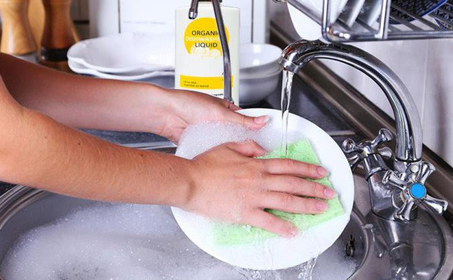 Ngoài ra, cũng có một nhóm tình nguyện viên đã quan sát việc tiêu thụ hàng ngày 1000 ~ 10000mg chất hoạt động bề mặt trong 2 tuần đến 4 năm. Sau khi thử nghiệm, không có bất kỳ triệu chứng khó chịu nào trong cơ thể. Vì vậy, không cần quá lo lắng, sử dụng bình thường nước rửa bát không gây ung thư.