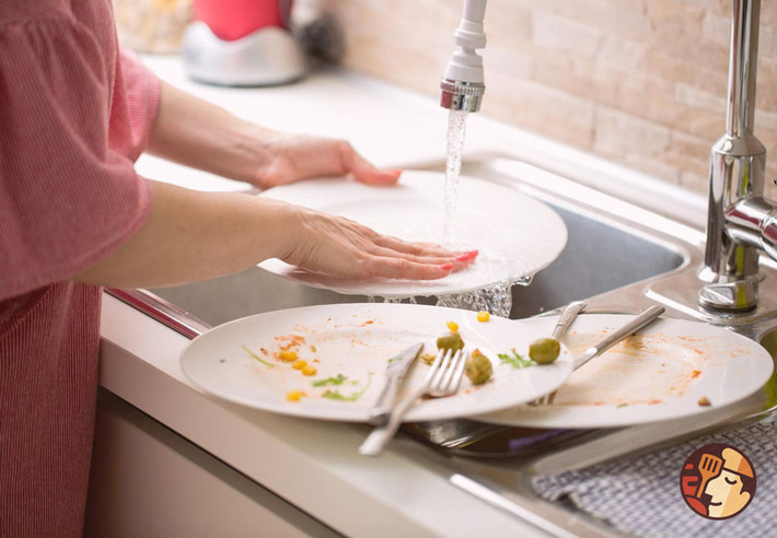 Thứ tự làm sạch tốt nhất là tráng qua bát đũa, dùng nước rửa bát pha loãng để rửa, xả và tráng bằng nước sạch.