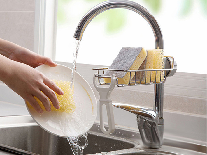 Lúc này, nhiều người sẽ nghĩ ngay rằng nước rửa bát không độc hại, vô hại. Nói như thế là không đúng. Mặc dù sử dụng bình thường sẽ không gây hại nhưng việc sử dụng chất tẩy rửa vẫn cần phải chú ý, sức khỏe là sự tích lũy dần dần từ những điều nhỏ nhặt trong cuộc sống hàng ngày.