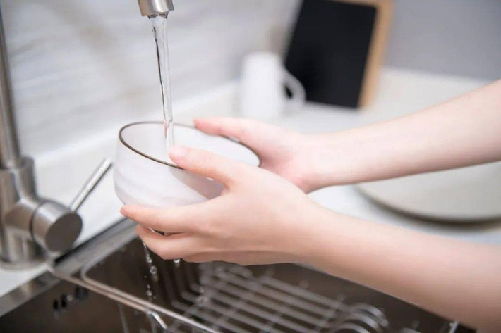 Rửa bát là hoạt động không thể thiếu mỗi ngày, thế nhưng, rửa bát thế nào cho sạch và đúng cách không phải ai cũng nắm chắc. Có nhiều thông tin về việc nước rửa bát có hại, làm tăng nguy cơ ung thư, vậy thực hư thế nào? (Ảnh minh hoạ)