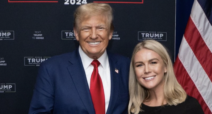 Với tư cách là Thư ký báo chí quốc gia của chiến dịch tranh cử của ông Trump năm 2024, bà Leavitt đã tháp tùng ông tới các cuộc mít tinh, sự kiện vận động tranh cử và các phiên tòa của ông tại Manhattan. Ảnh: NC.