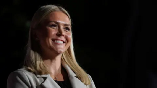 Theo Washington Post, Karoline Leavitt sinh ra và lớn lên tại quận Rockingham, New Hampshire (Mỹ), theo học tại Trường Trung học Công giáo ở Massachusetts và từng làm việc tại cửa hàng kem của gia đình trong kỳ nghỉ hè. Ảnh: BBC.