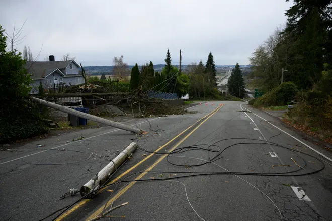 Dự báo, mưa lớn có thể gây lũ lụt đối với một số khu vực phía tây nam bang Oregon. Ảnh: Cột điện bị gãy đổ ở Lake Stevens, Washington, ngày 20/11.