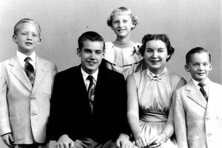 Ông Trump sinh ngày 14/6/1946 tại quận Queens, thành phố New York. Ông là con thứ tư trong số năm người con của vợ chồng ông Fred Trump và bà Mary Trump. Ảnh: Ông Donald Trump lúc nhỏ (ngoài cùng bên trái) chụp ảnh cùng gia đình. Ảnh: Time.