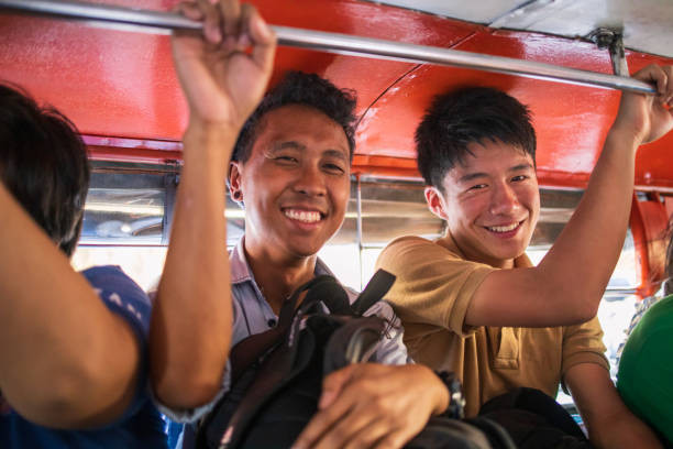 Người dân Philippines thích hát karaoke, và hầu như mọi nhà đều có máy hát karaoke. Ảnh: Getty.