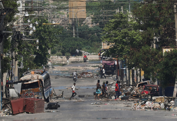 3. Port-au-Prince, Haiti: Thủ đô Haiti đang vật lộn với tình trạng bất ổn chính trị và kinh tế nghiêm trọng. Các băng đảng kiểm soát nhiều khu vực rộng lớn, với các nhóm vũ trang hạng nặng tham gia vào các cuộc đối đầu bạo lực giành lãnh thổ và tống tiền. Nơi đây trở thành một trong những thành phố nguy hiểm nhất năm 2024. Ảnh: Reuters.