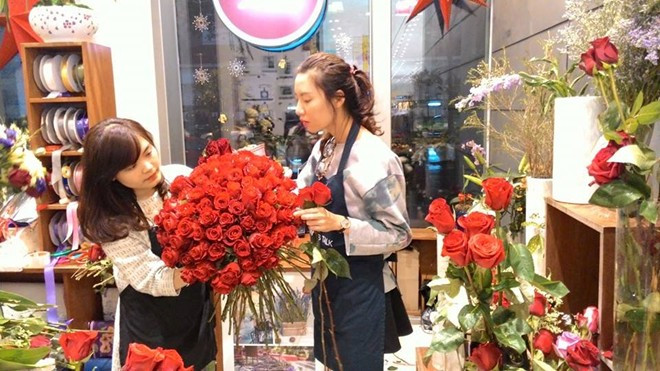 Bó 99 bông hồng Ecuador được một khách hàng nam tại Hà Nội đặt tặng vợ nhân ngày 8/3 có giá 10 triệu đồng.